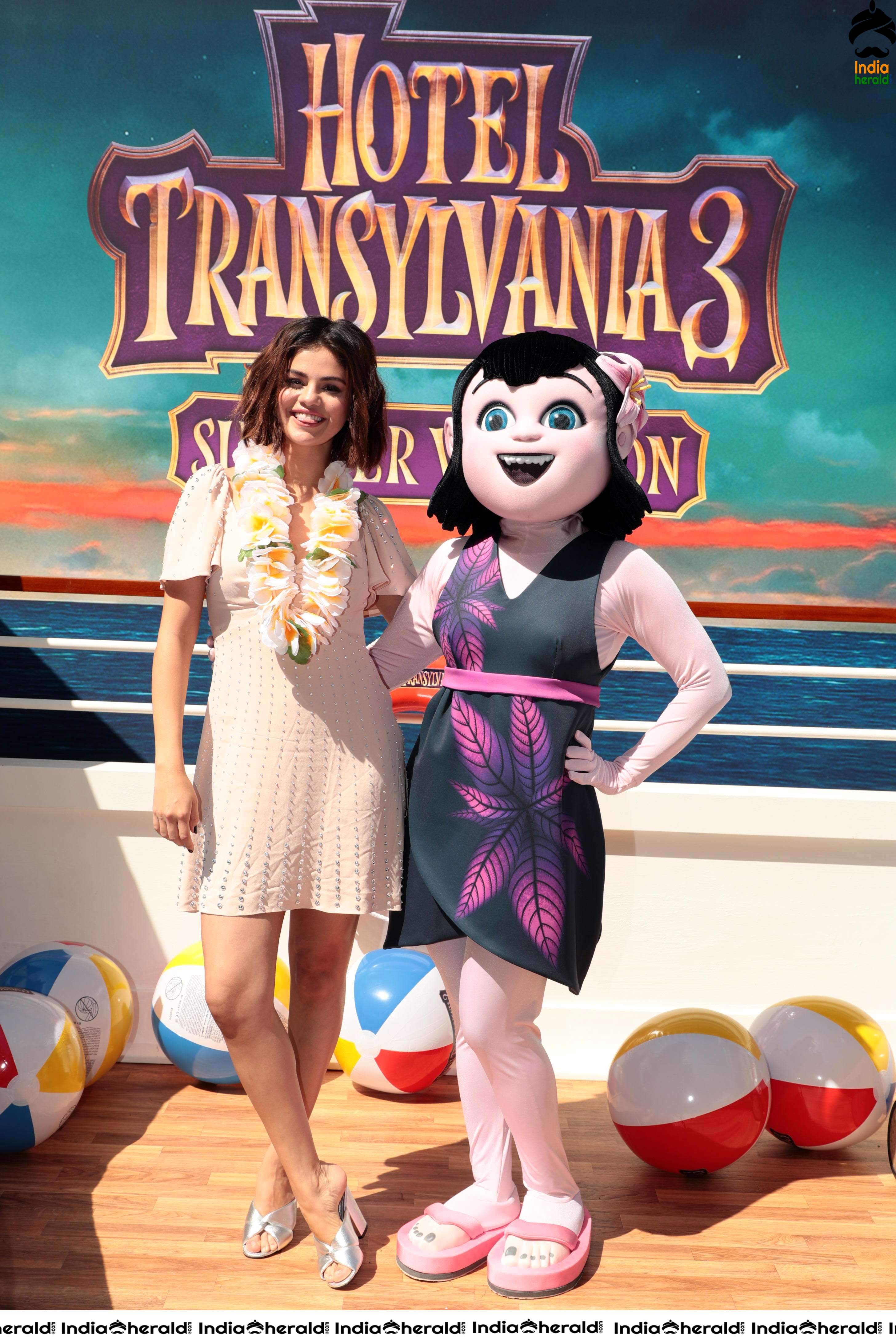 Selena Gomez Hot Photocall with Mavis Animated Character Set 2