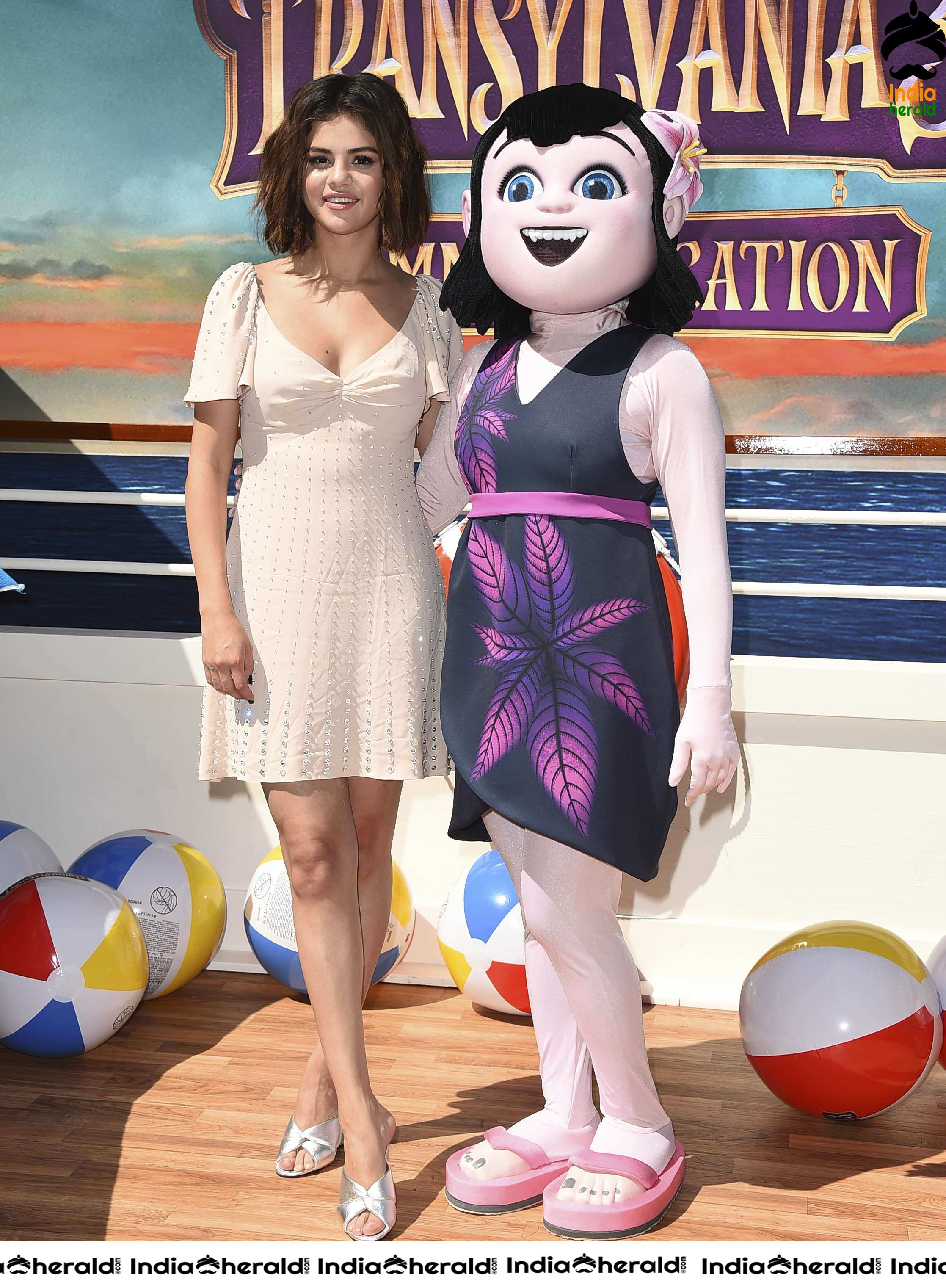 Selena Gomez Hot Photocall with Mavis Animated Character Set 2