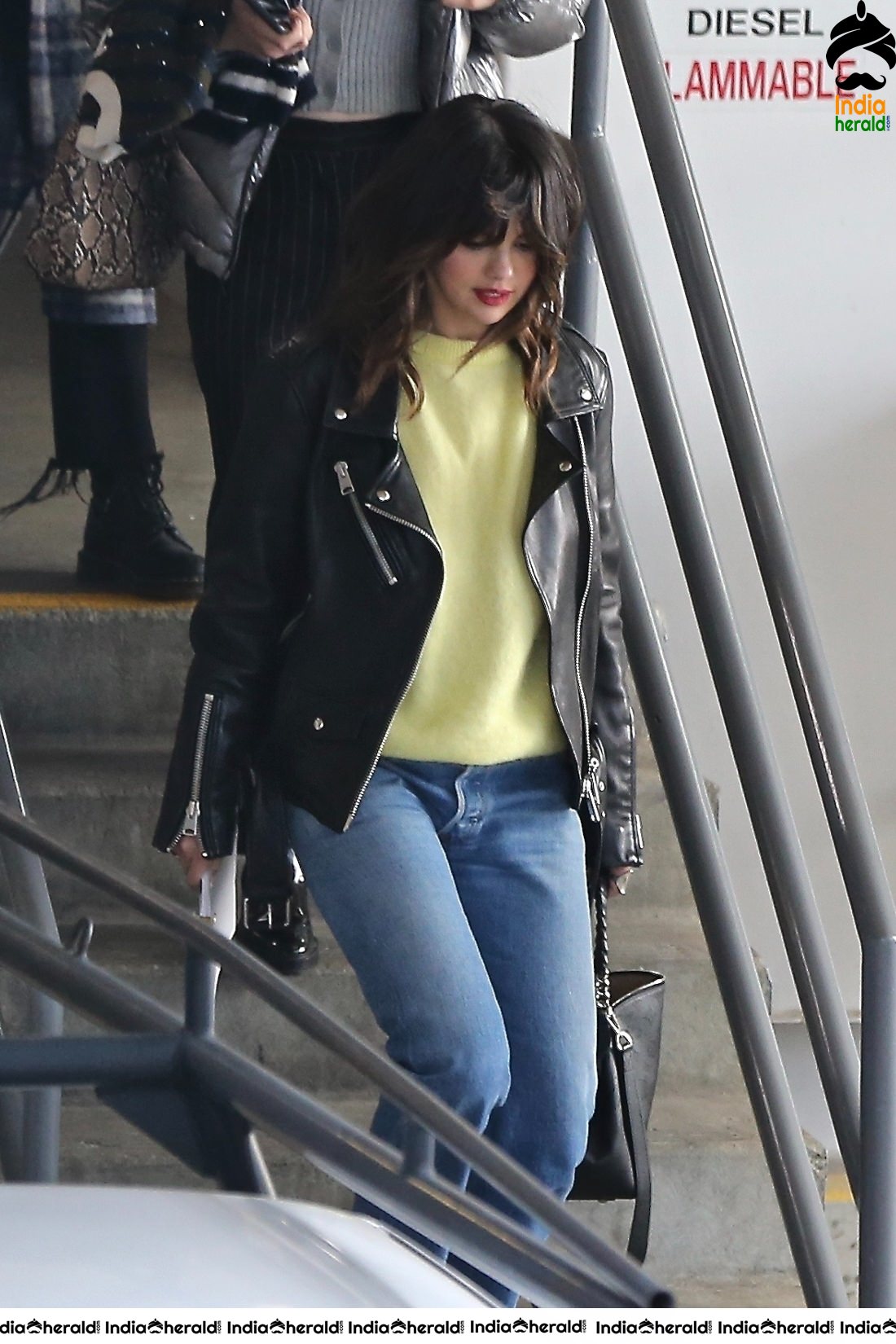 Selena Gomez leaving an office space in Los Angeles Set 1