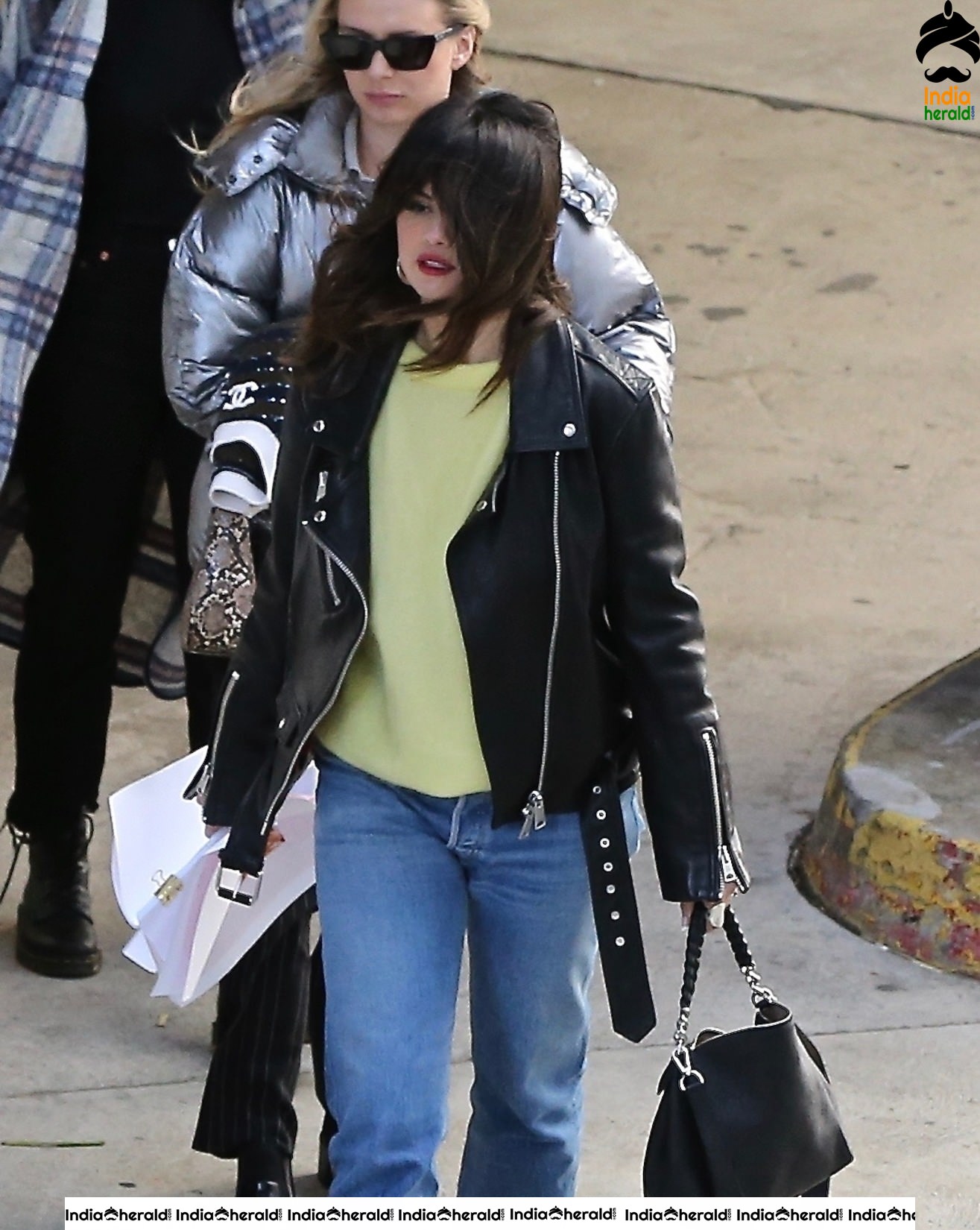 Selena Gomez leaving an office space in Los Angeles Set 1