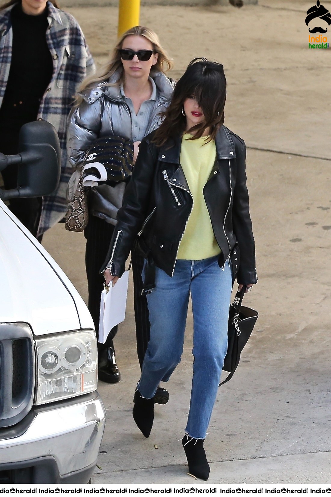 Selena Gomez leaving an office space in Los Angeles Set 1