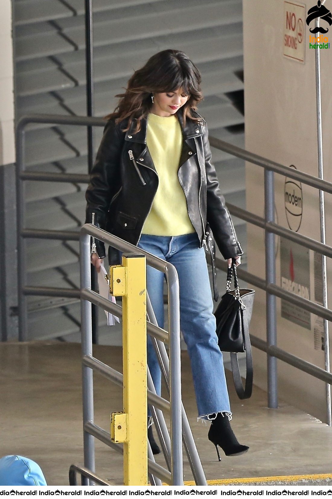 Selena Gomez leaving an office space in Los Angeles Set 2