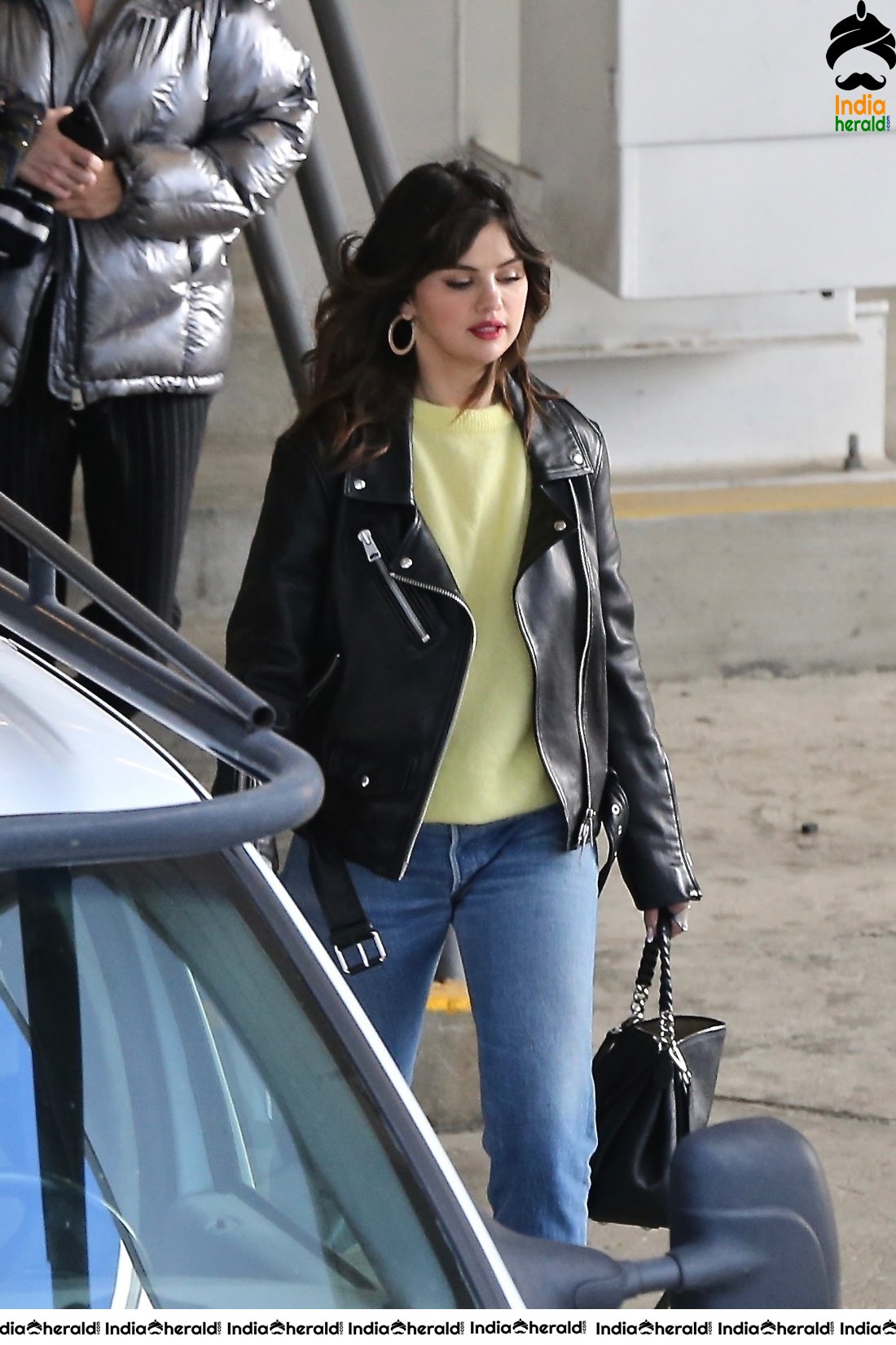 Selena Gomez leaving an office space in Los Angeles Set 2