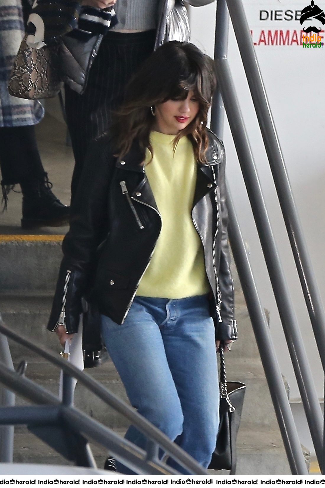 Selena Gomez leaving an office space in Los Angeles Set 2