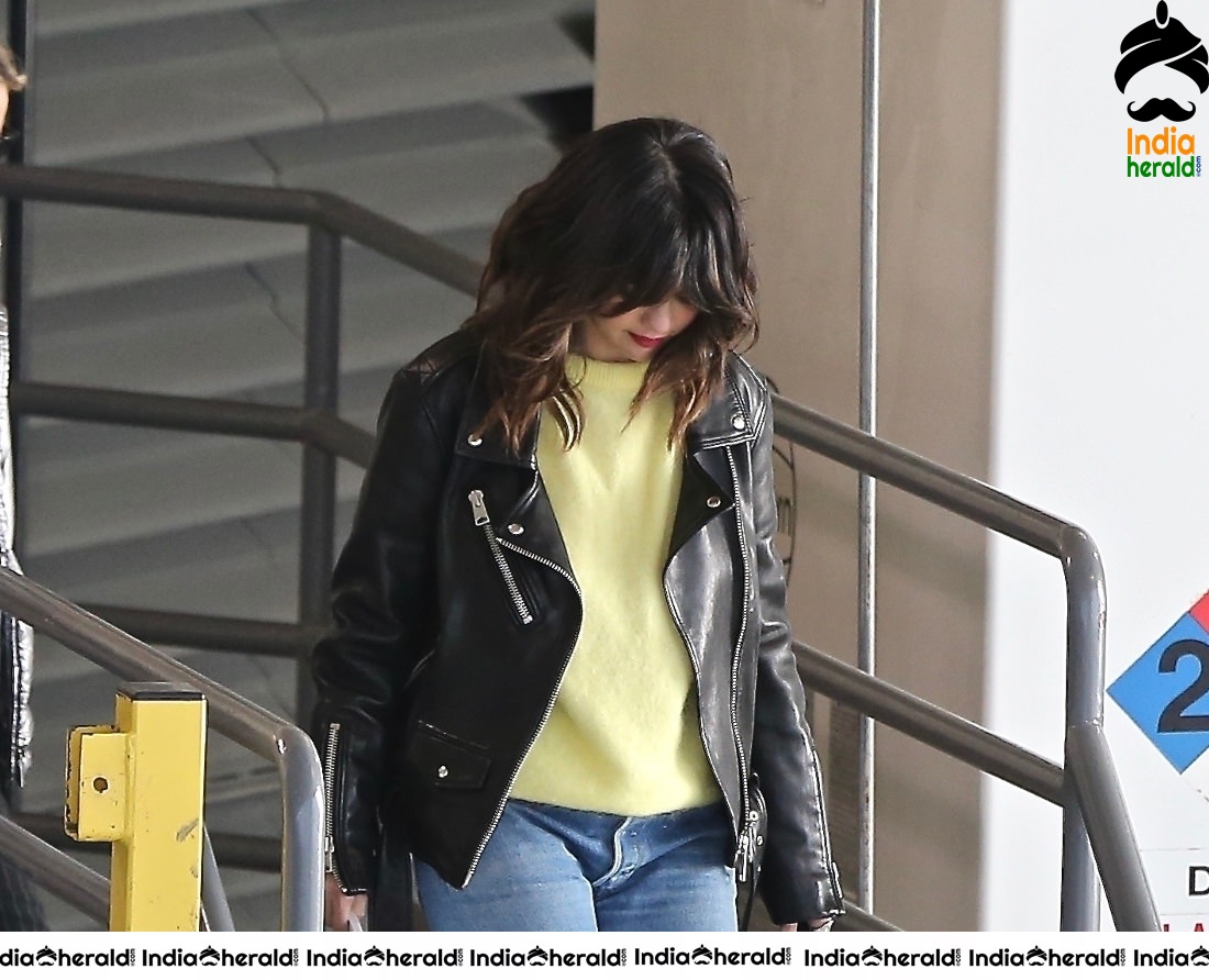 Selena Gomez leaving an office space in Los Angeles Set 2