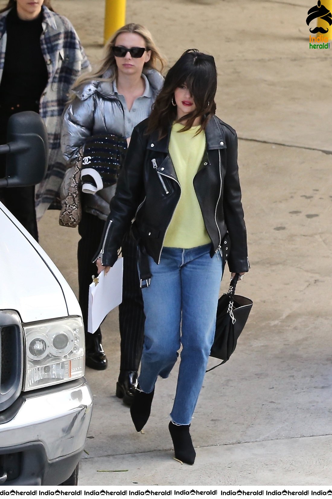 Selena Gomez leaving an office space in Los Angeles Set 2