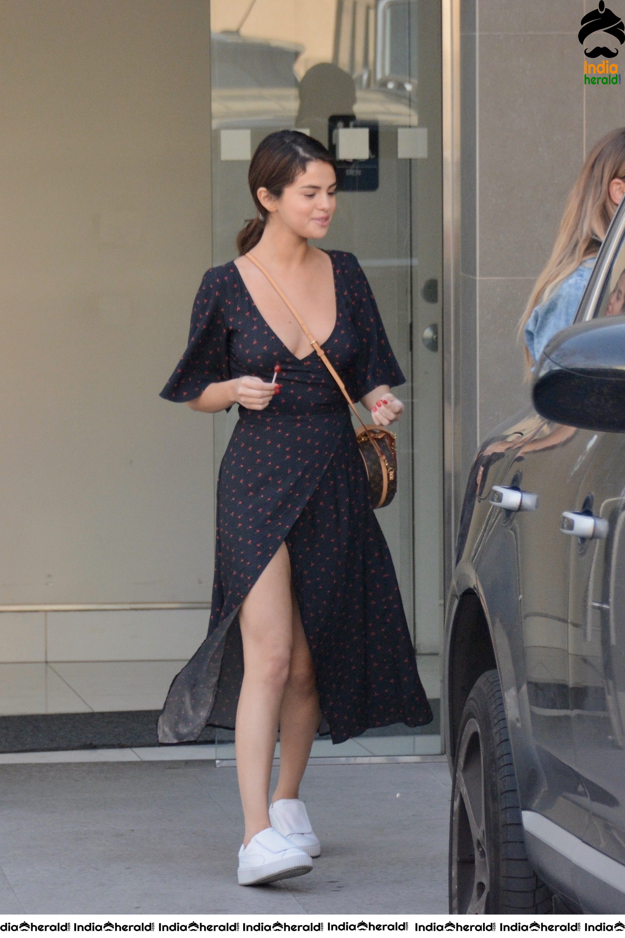 Selena Gomez Out for lunch in Sherman Oaks Set 2