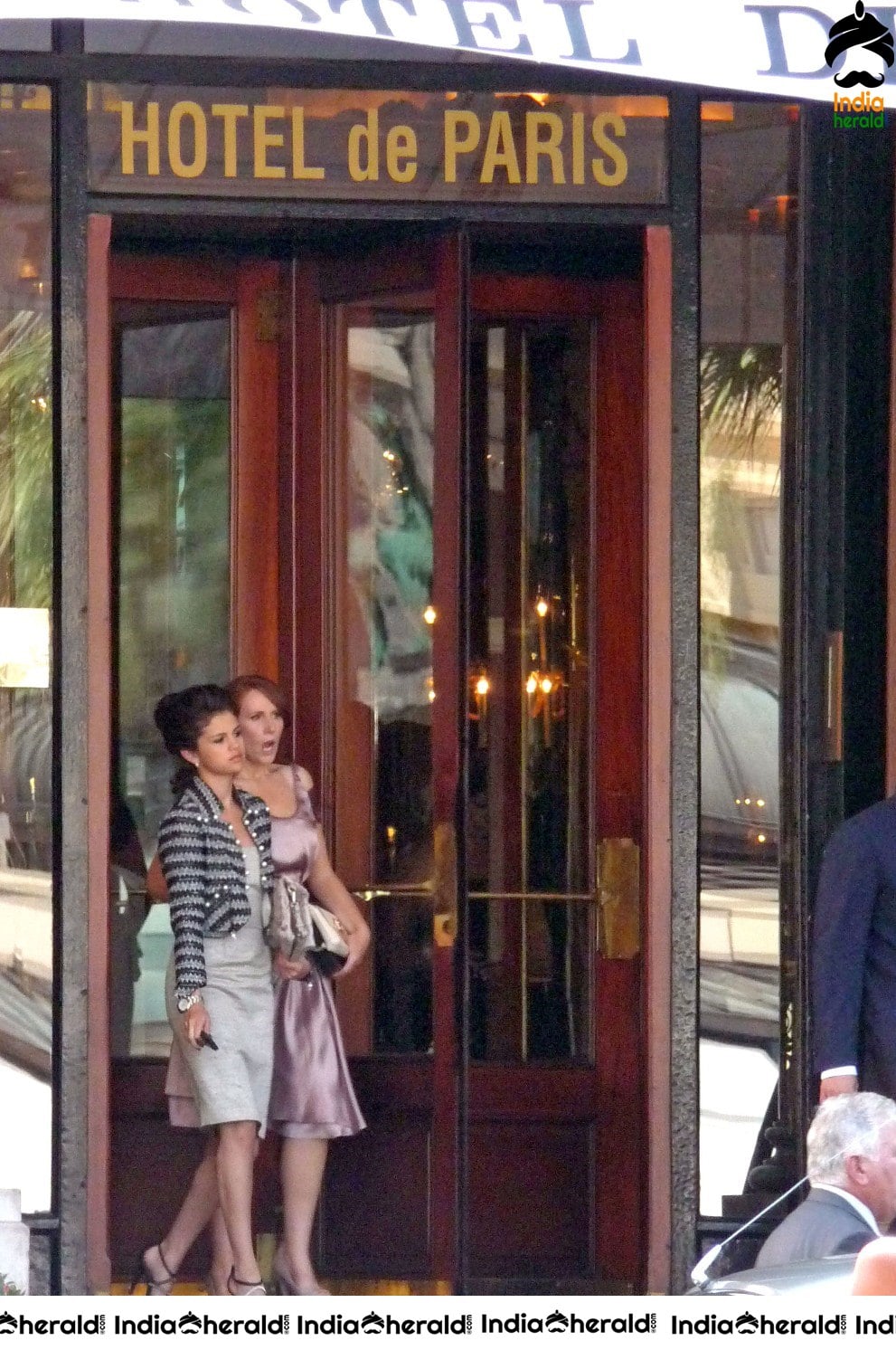 Selena Gomez shooting in Paris and meets her fans at the spot Set 1
