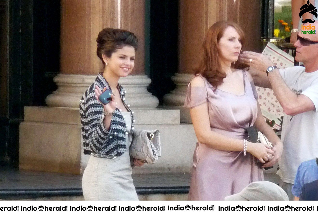 Selena Gomez shooting in Paris and meets her fans at the spot Set 1