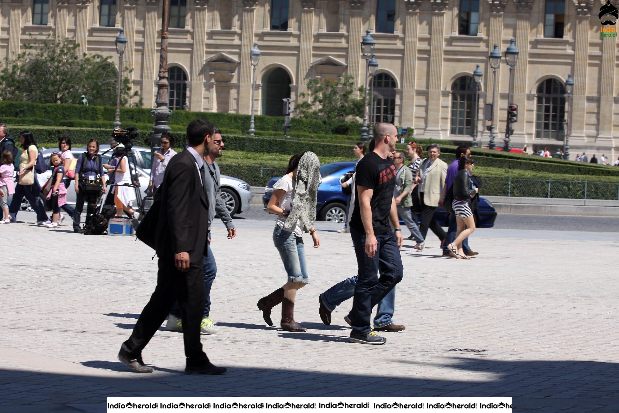 Selena Gomez shooting in Paris and meets her fans at the spot Set 1