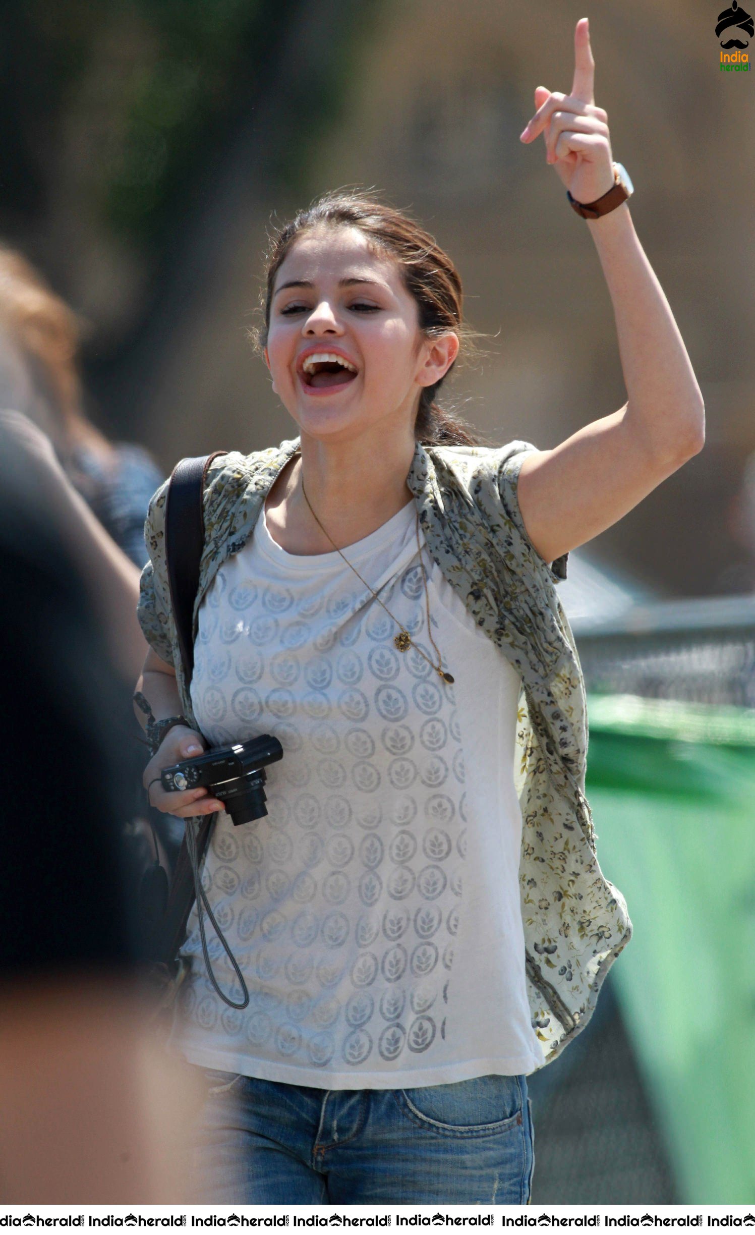 Selena Gomez shooting in Paris and meets her fans at the spot Set 1