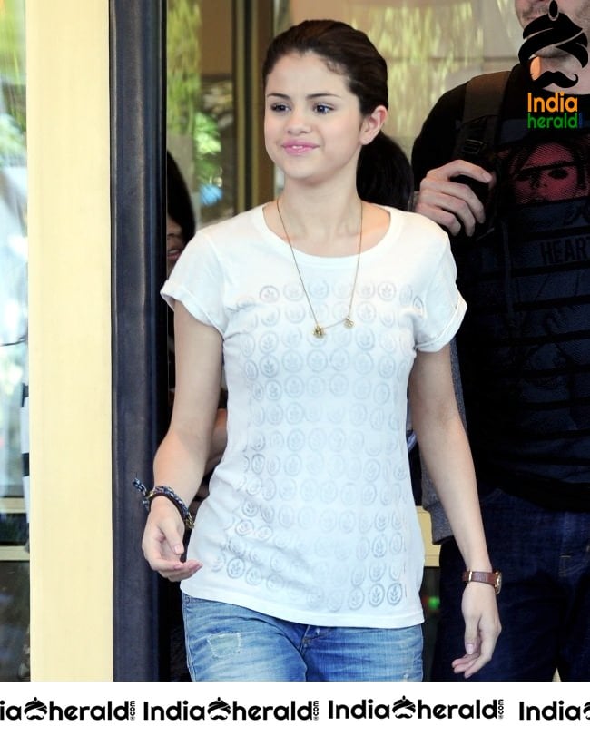 Selena Gomez shooting in Paris and meets her fans at the spot Set 1
