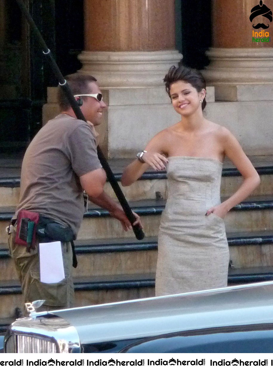 Selena Gomez shooting in Paris and meets her fans at the spot Set 1