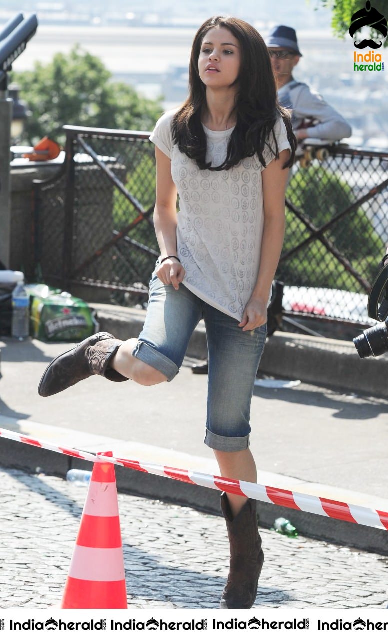 Selena Gomez shooting in Paris and meets her fans at the spot Set 2