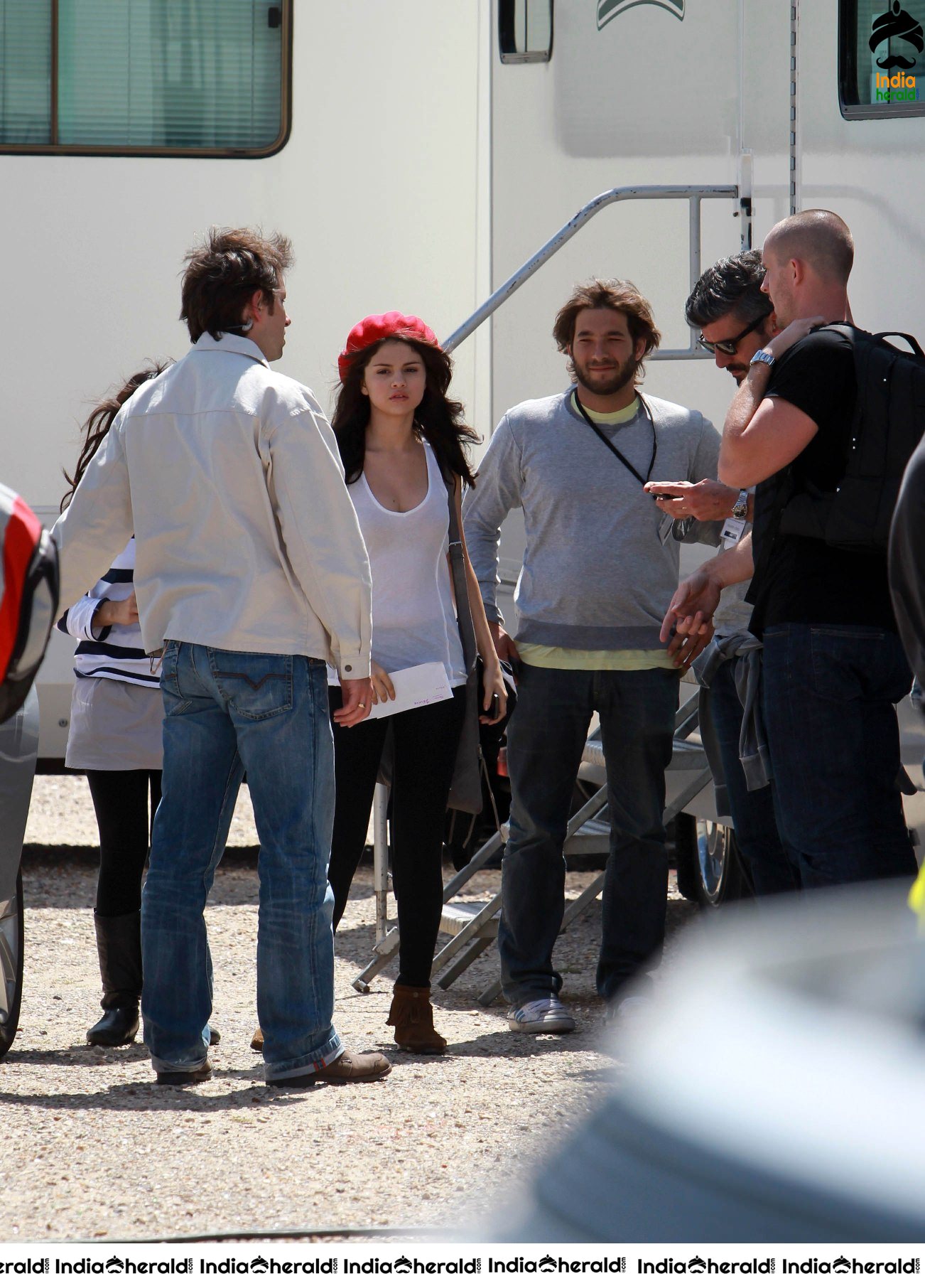 Selena Gomez shooting in Paris and meets her fans at the spot Set 2