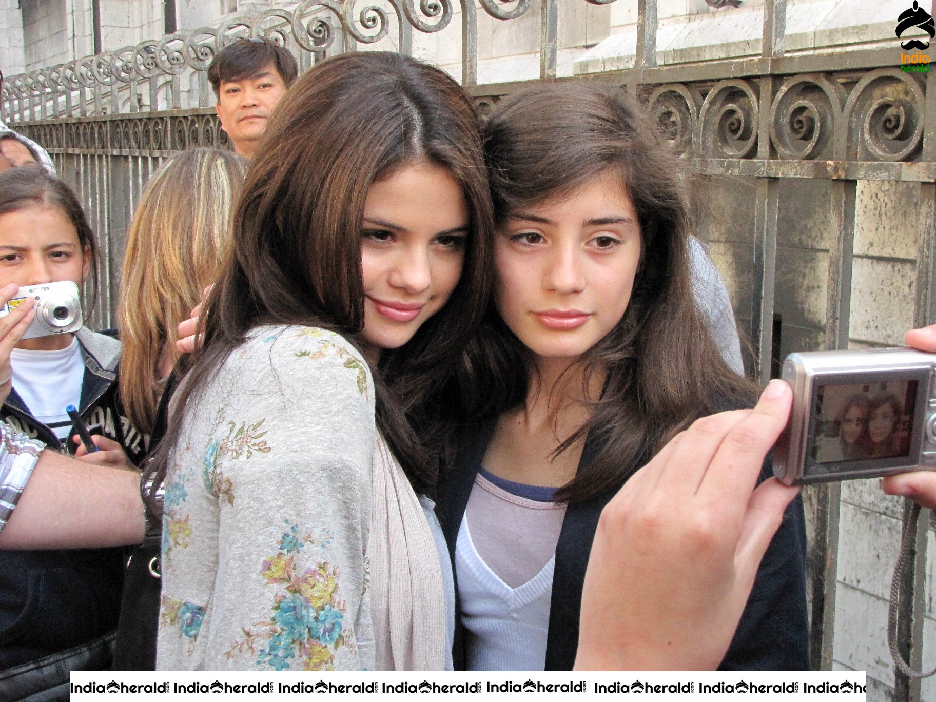 Selena Gomez shooting in Paris and meets her fans at the spot Set 2