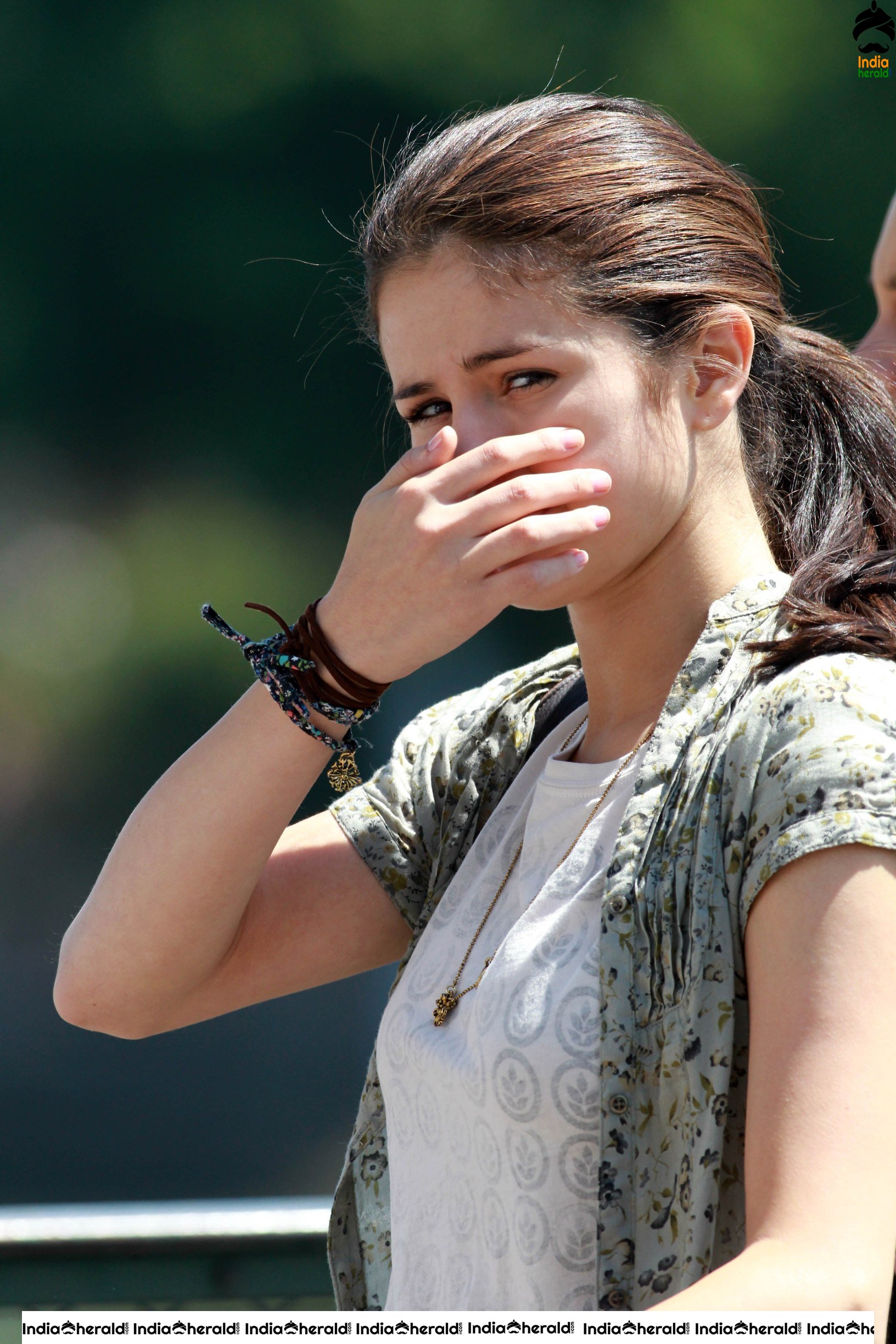Selena Gomez shooting in Paris and meets her fans at the spot Set 2