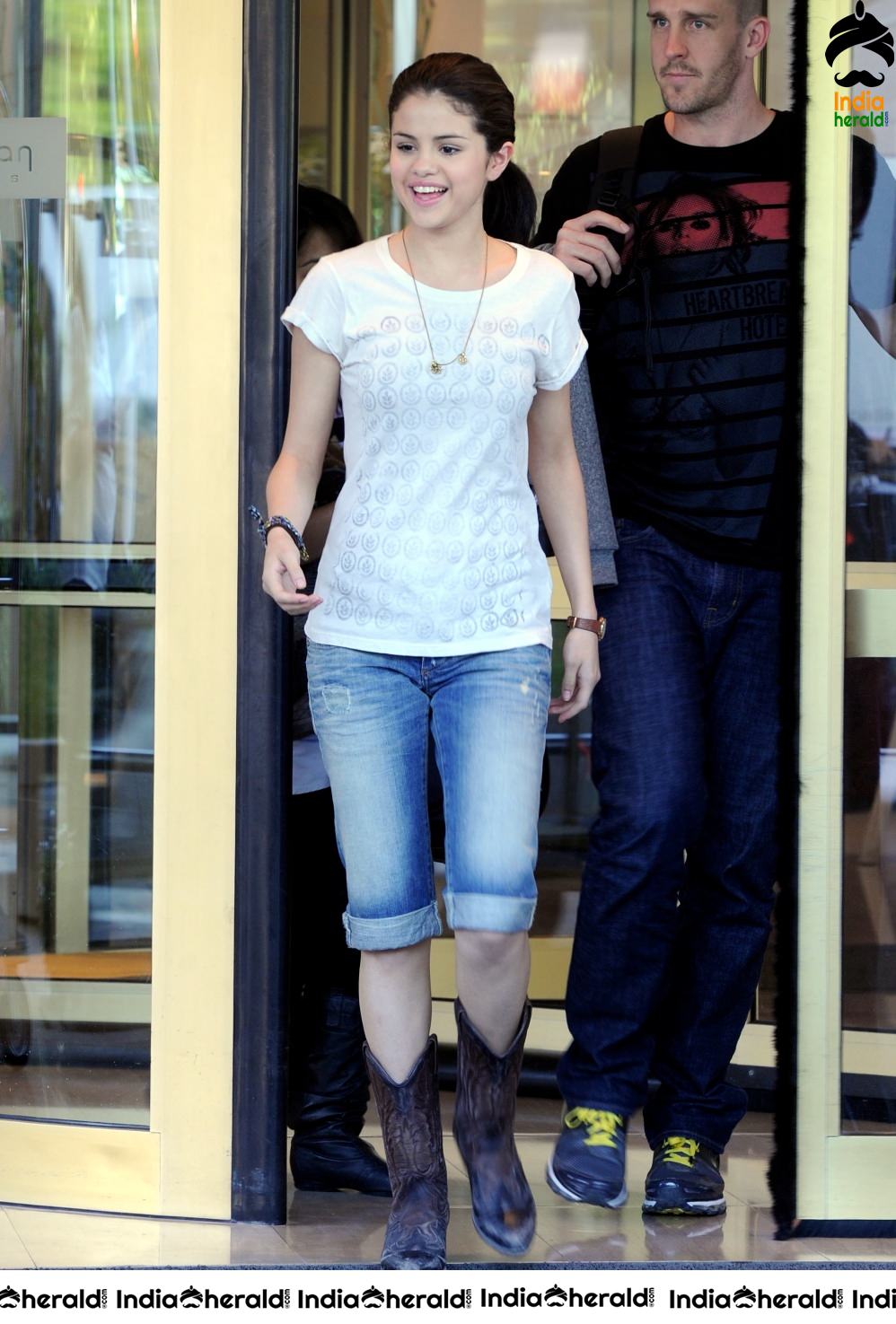 Selena Gomez shooting in Paris and meets her fans at the spot Set 2