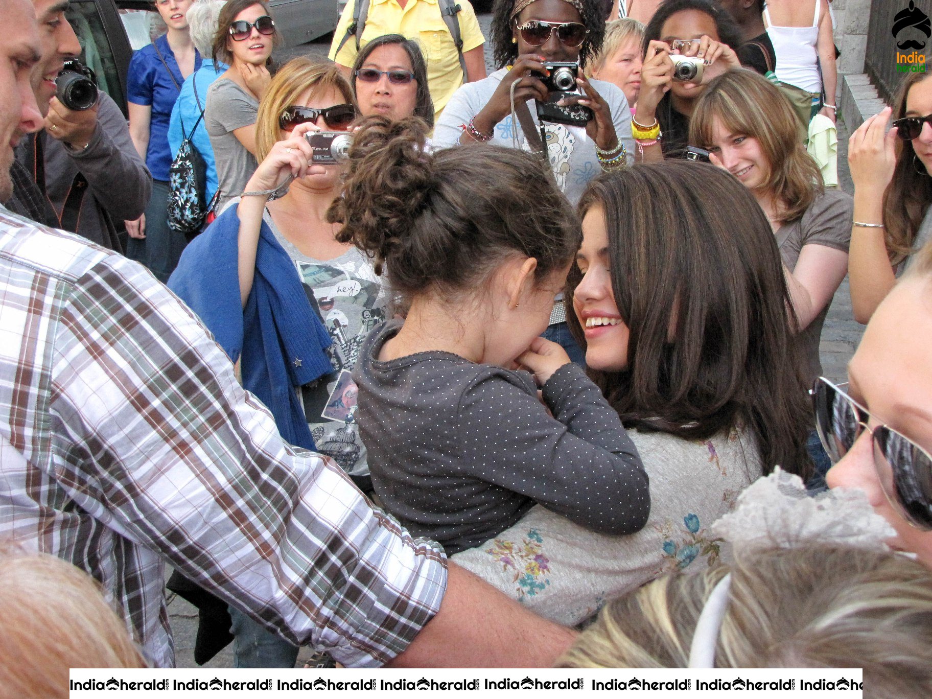 Selena Gomez shooting in Paris and meets her fans at the spot Set 2