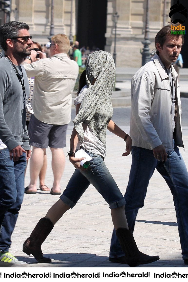 Selena Gomez shooting in Paris and meets her fans at the spot Set 2