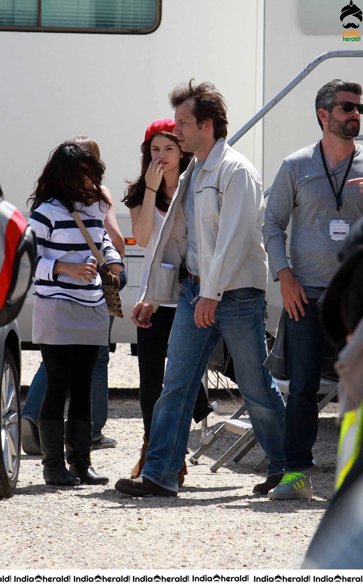 Selena Gomez shooting in Paris and meets her fans at the spot Set 2