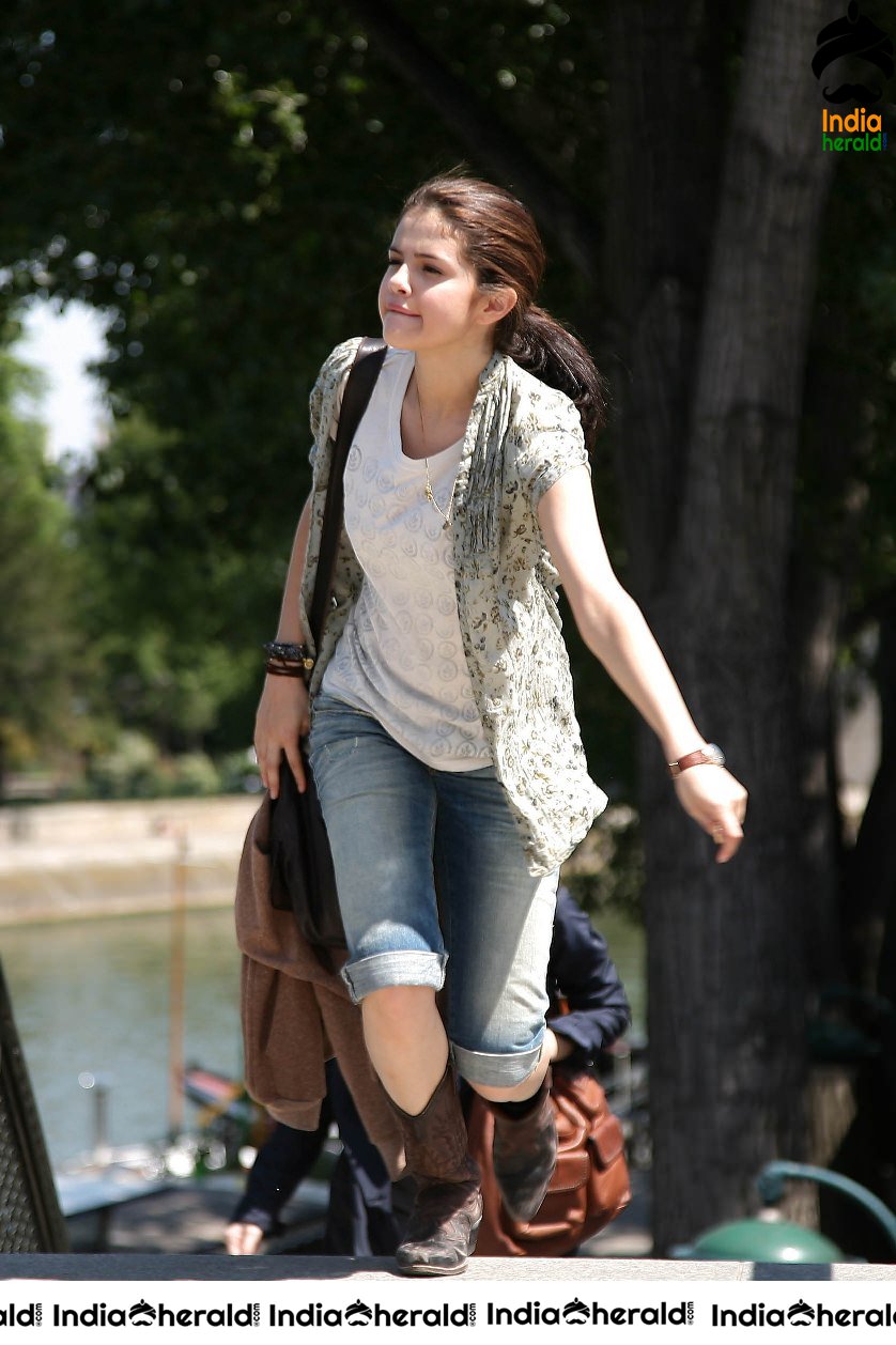 Selena Gomez shooting in Paris and meets her fans at the spot Set 2
