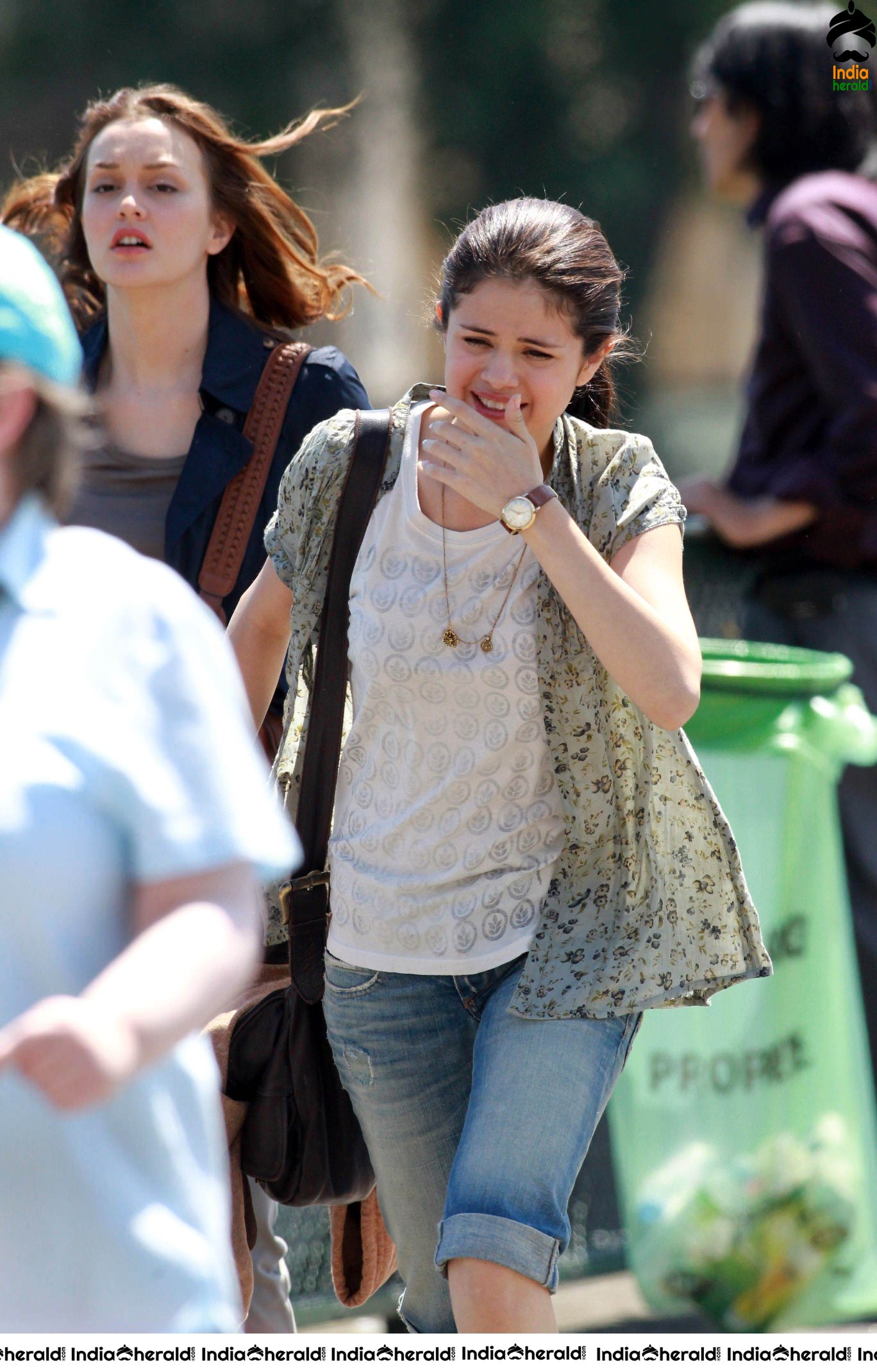 Selena Gomez shooting in Paris and meets her fans at the spot Set 2