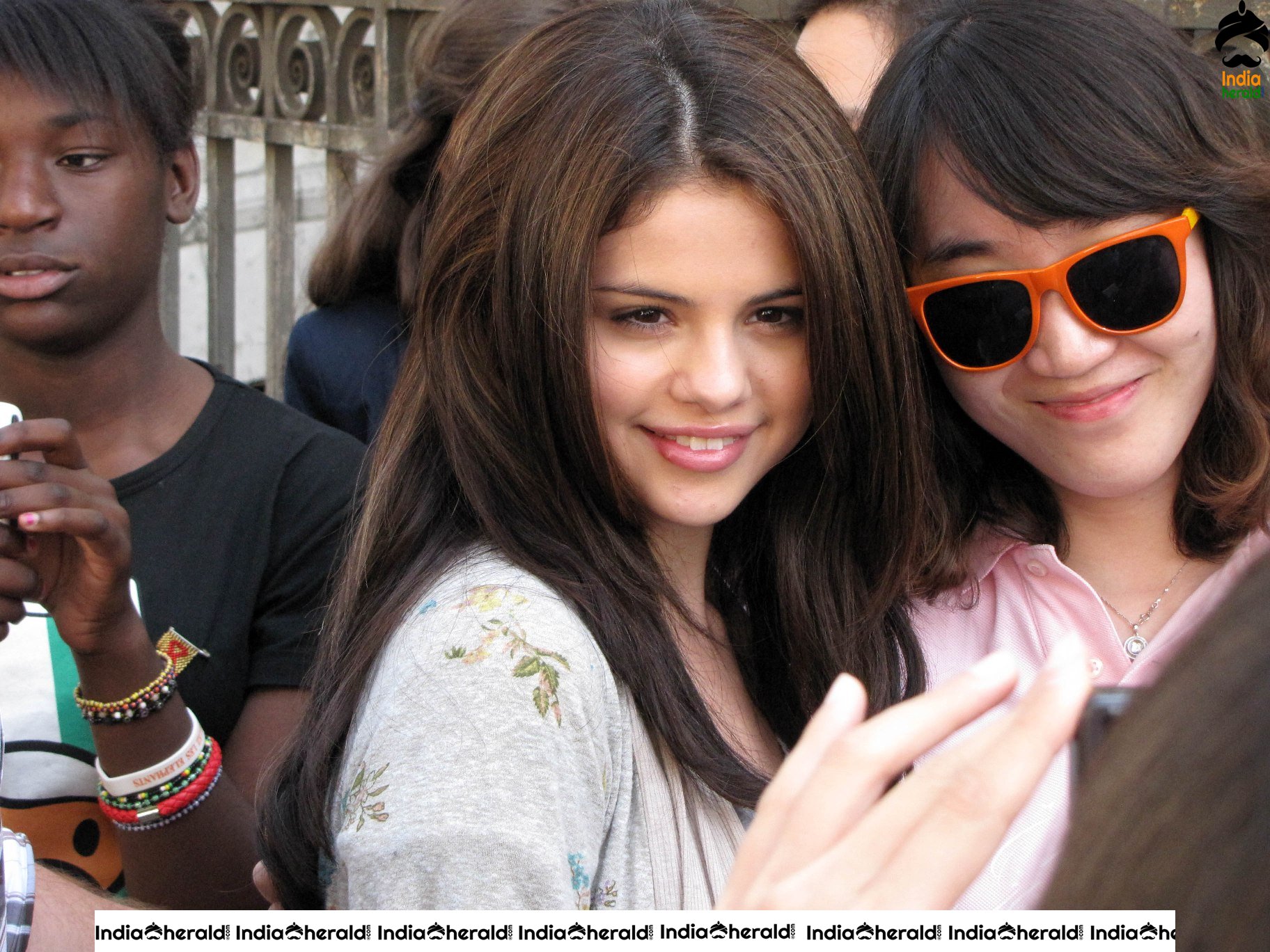 Selena Gomez shooting in Paris and meets her fans at the spot Set 2