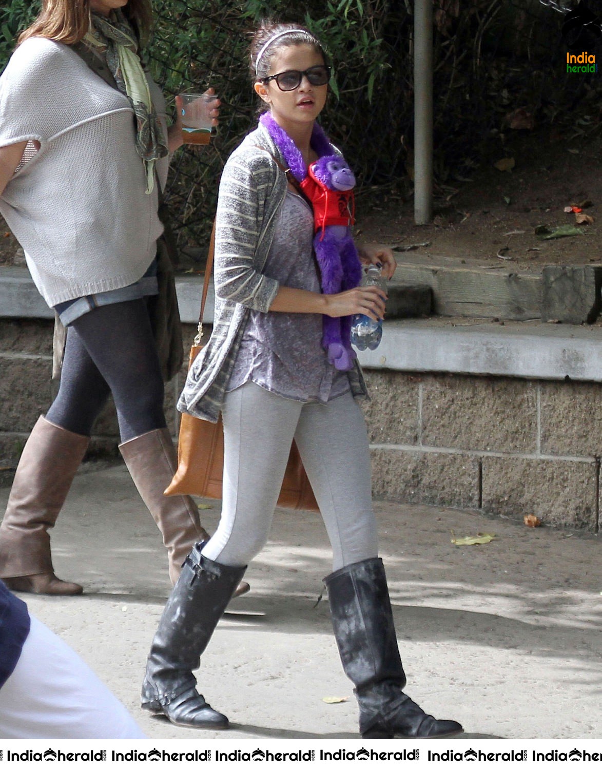 Selena Gomez Visits Los Angeles Zoo with her friends Set 1