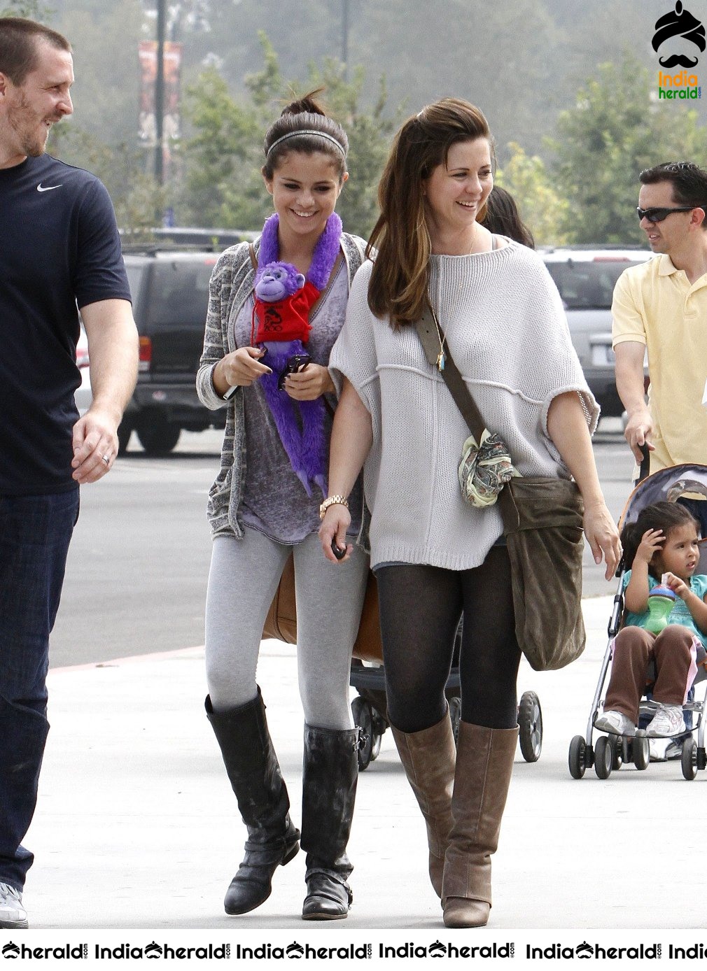 Selena Gomez Visits Los Angeles Zoo with her friends Set 1