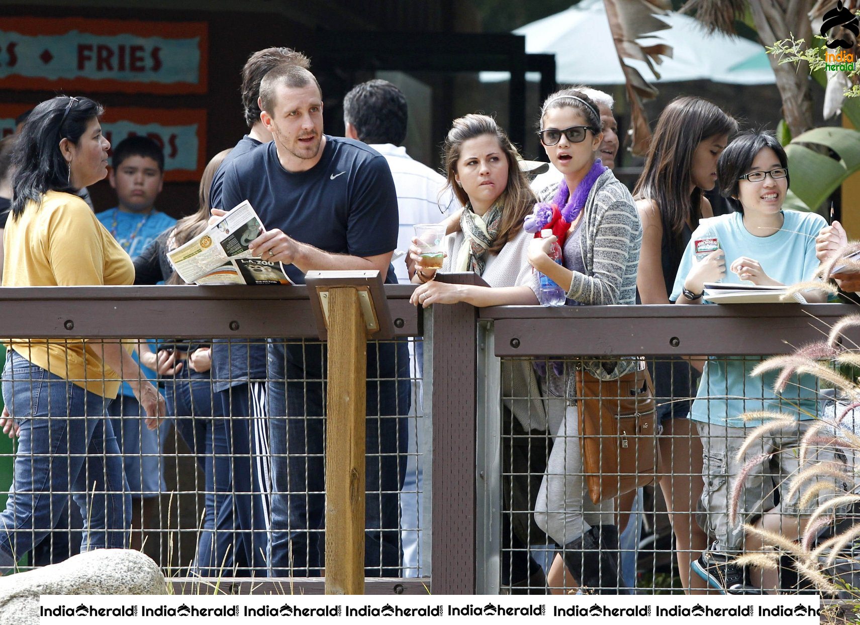 Selena Gomez Visits Los Angeles Zoo with her friends Set 1