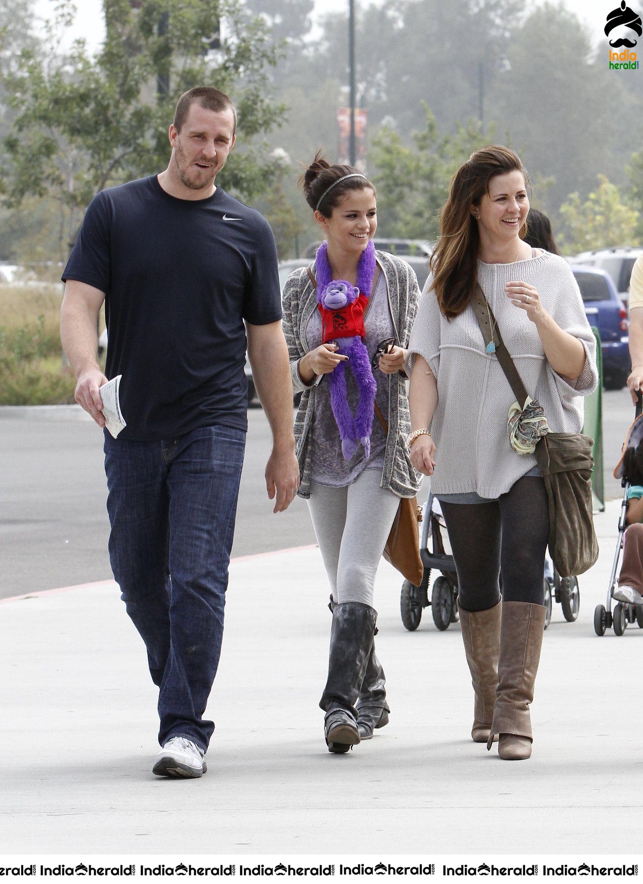 Selena Gomez Visits Los Angeles Zoo with her friends Set 1