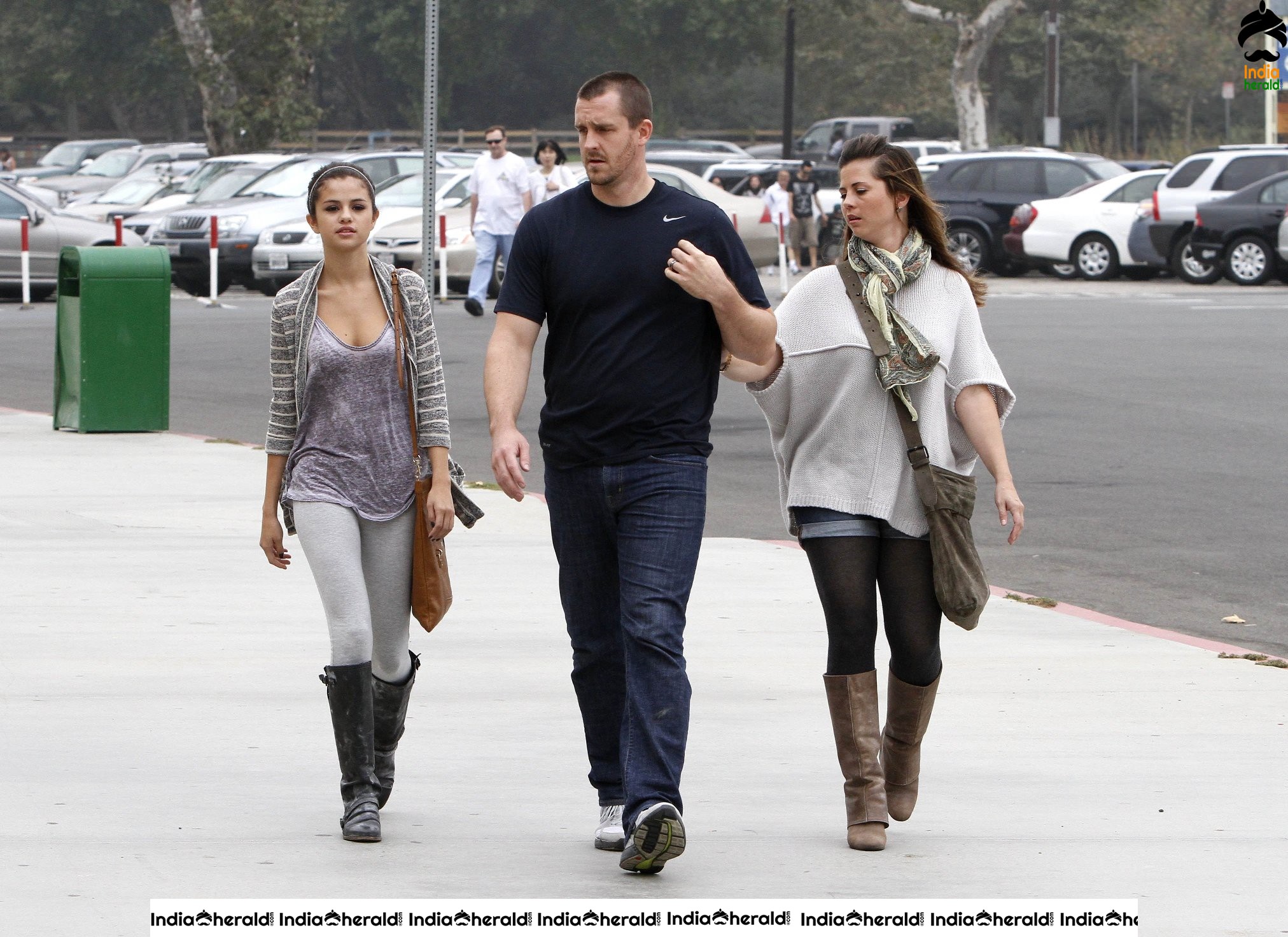 Selena Gomez Visits Los Angeles Zoo with her friends Set 1