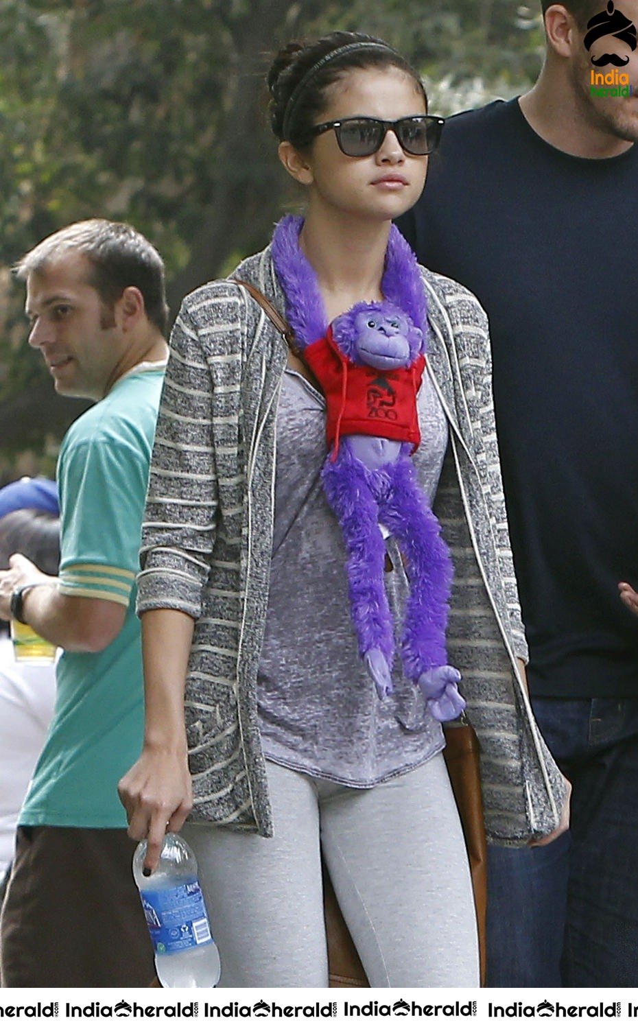 Selena Gomez Visits Los Angeles Zoo with her friends Set 2