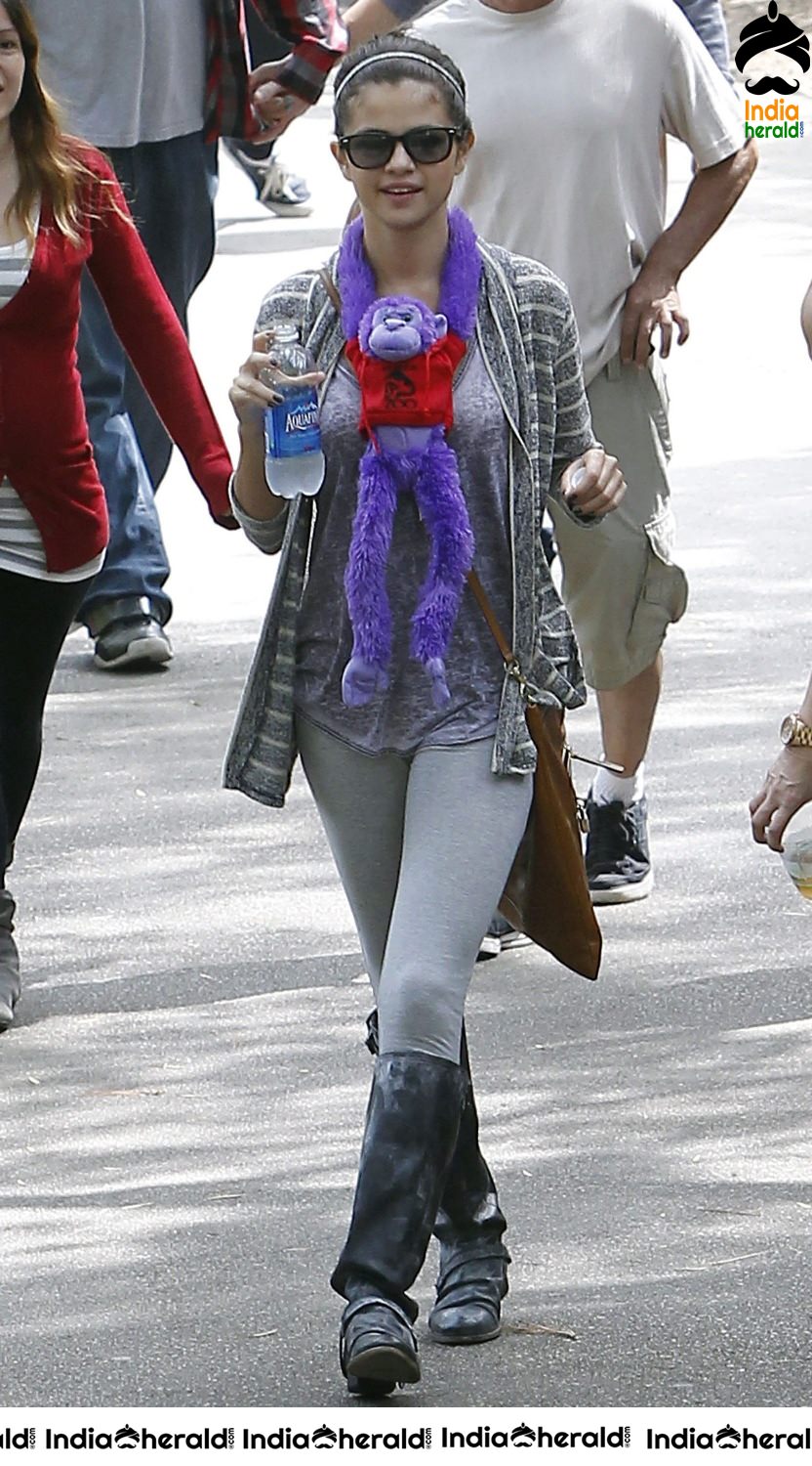 Selena Gomez Visits Los Angeles Zoo with her friends Set 2
