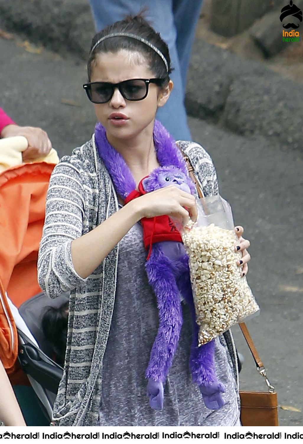 Selena Gomez Visits Los Angeles Zoo with her friends Set 2