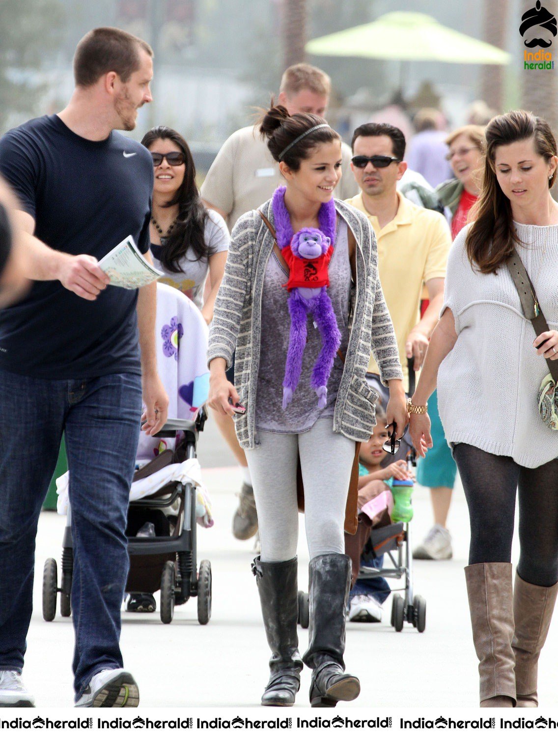 Selena Gomez Visits Los Angeles Zoo with her friends Set 2