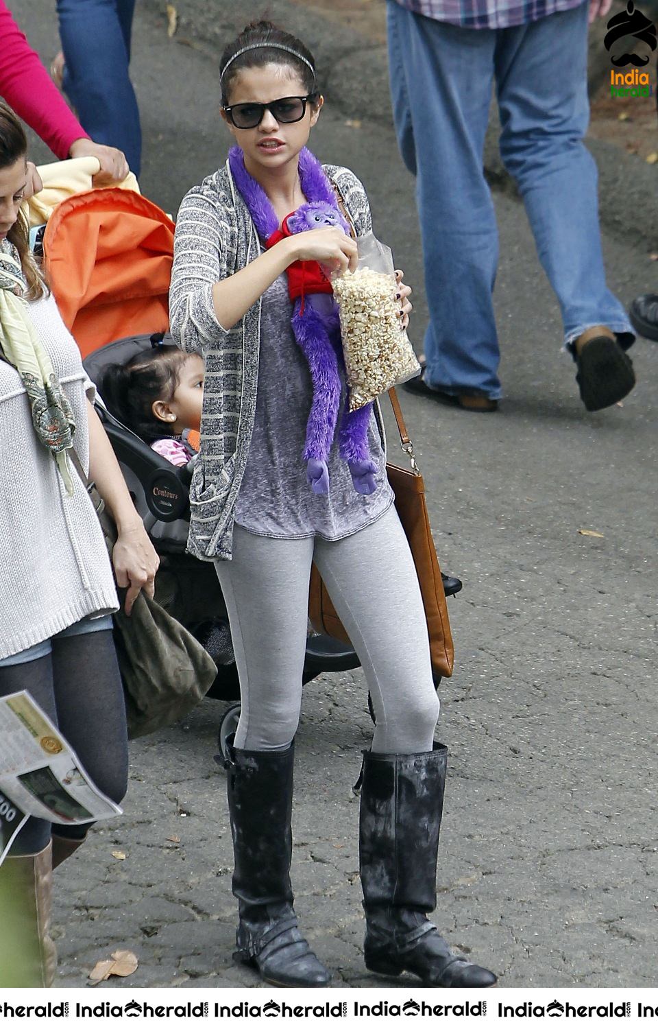 Selena Gomez Visits Los Angeles Zoo with her friends Set 2