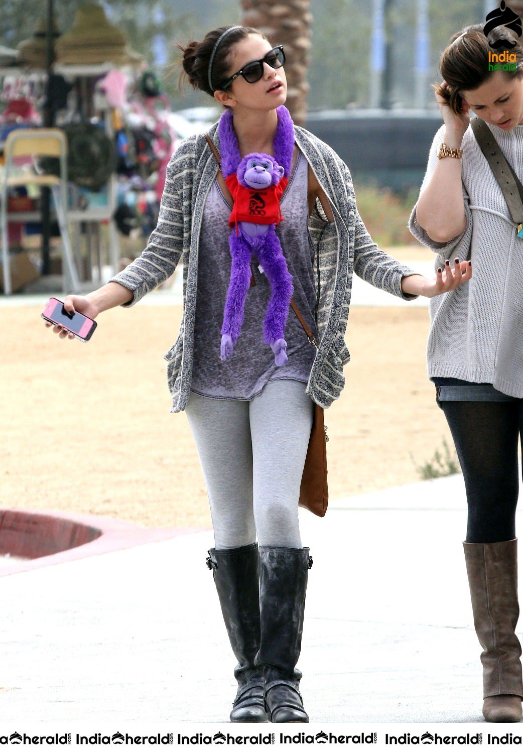 Selena Gomez Visits Los Angeles Zoo with her friends Set 2