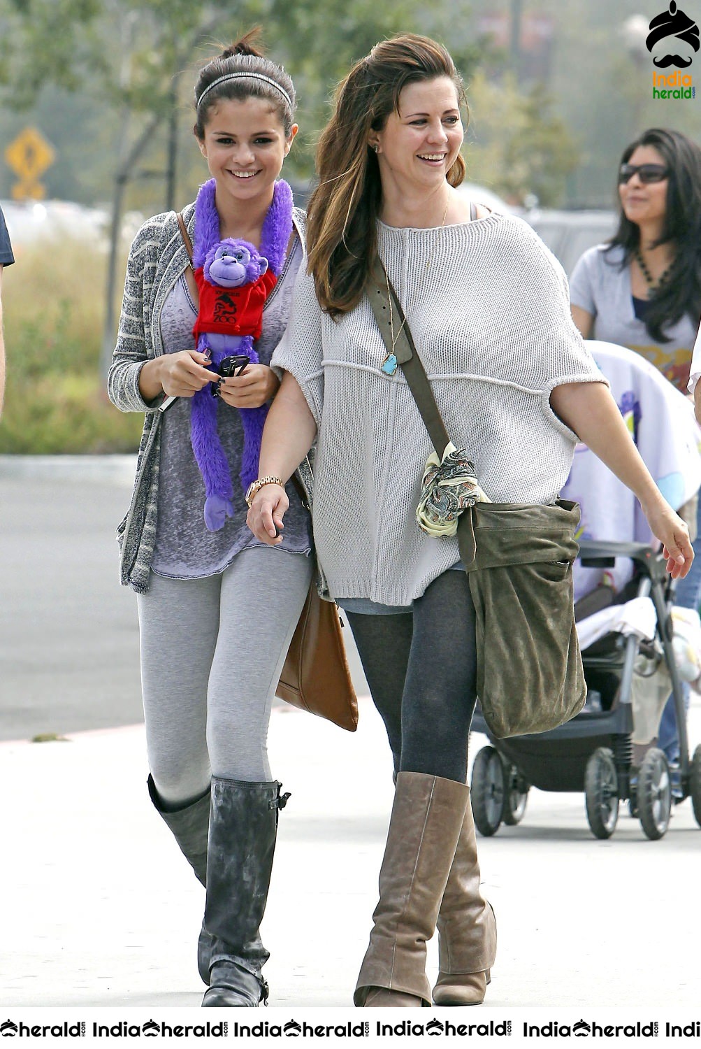 Selena Gomez Visits Los Angeles Zoo with her friends Set 2