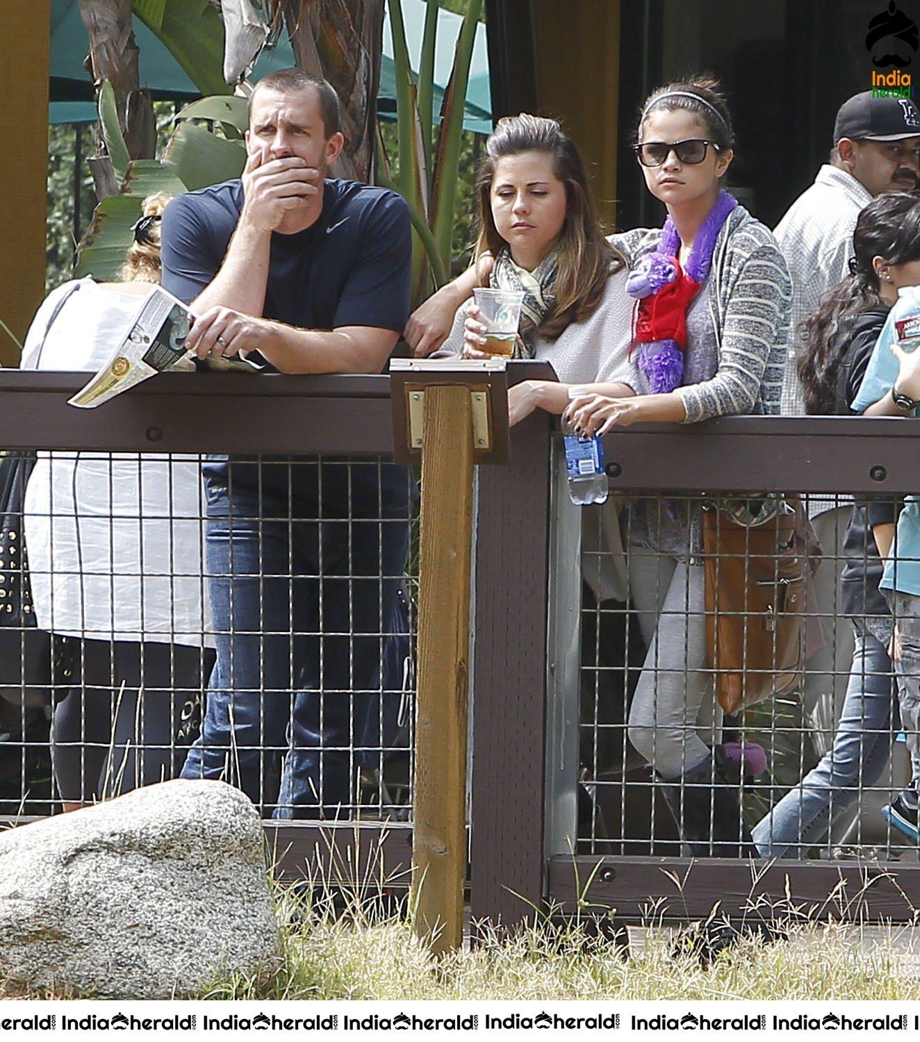 Selena Gomez Visits Los Angeles Zoo with her friends Set 2
