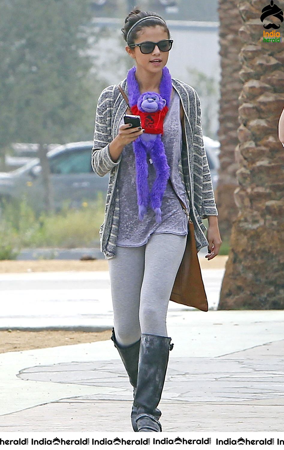 Selena Gomez Visits Los Angeles Zoo with her friends Set 2