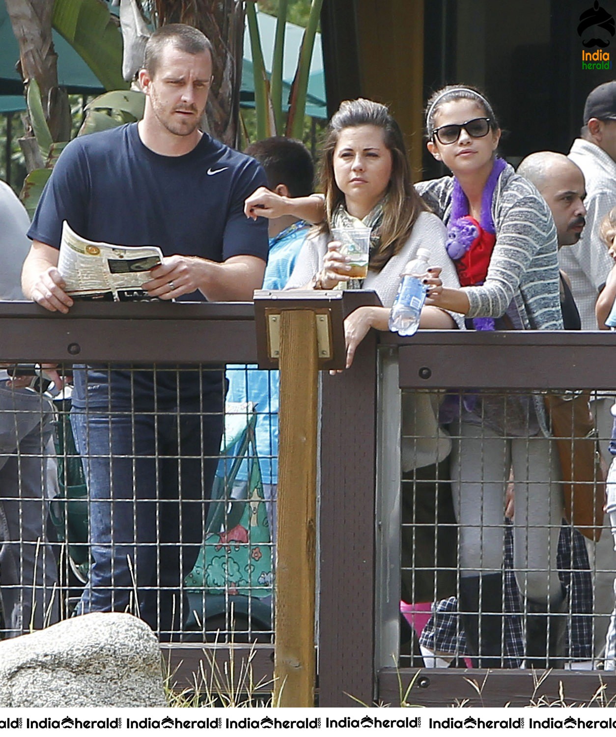 Selena Gomez Visits Los Angeles Zoo with her friends Set 2