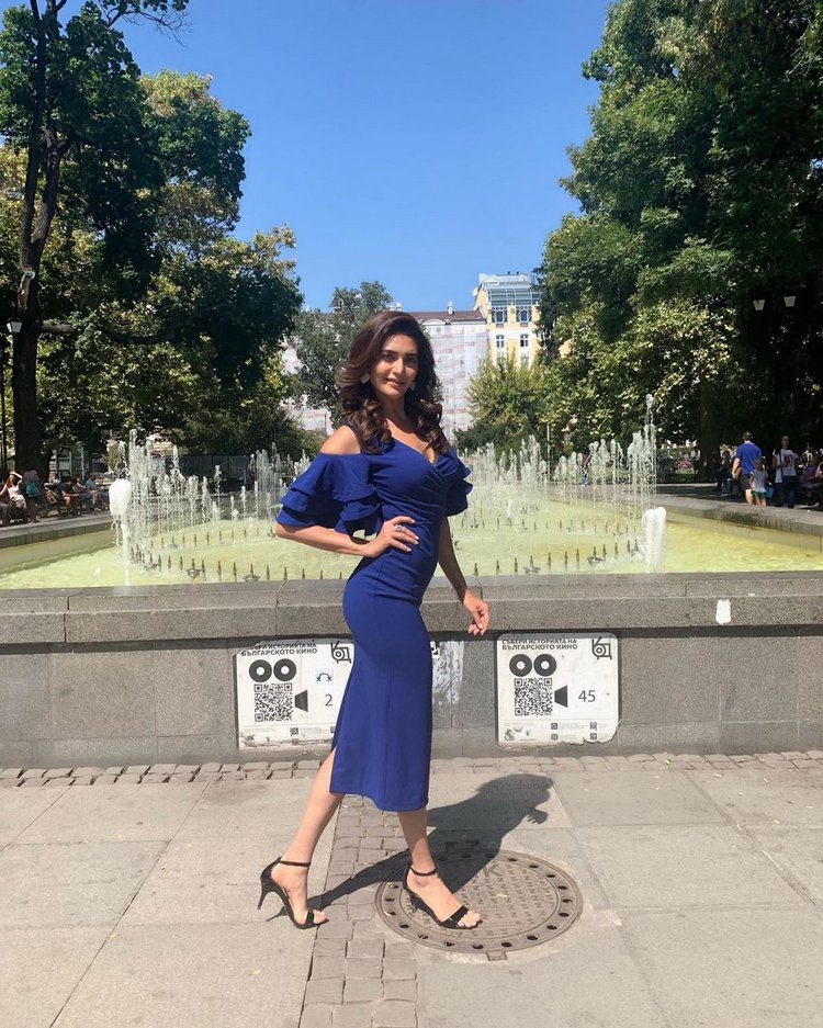 Sensational Beauty Karishma Tanna Latest Pictures