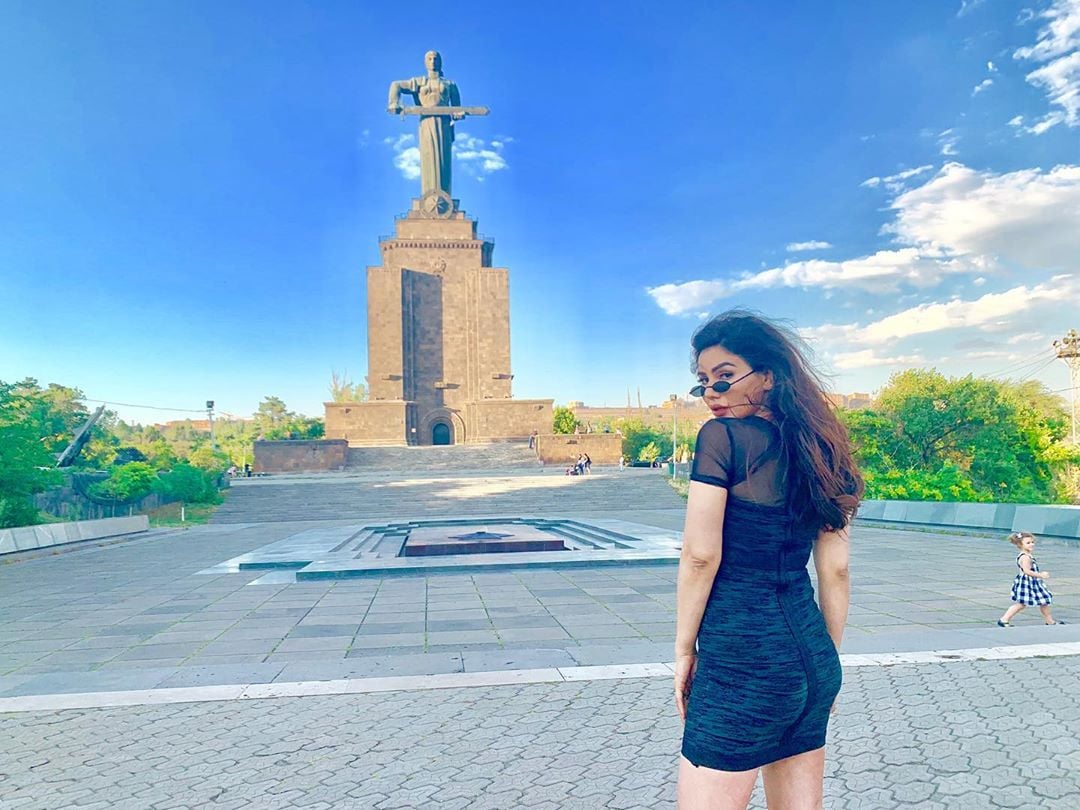 Sexy Kangna Sharma Raises The Temptations With Her Hot Vacation Photos