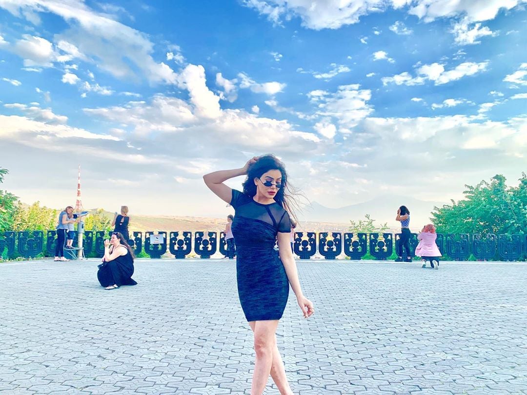 Sexy Kangna Sharma Raises The Temptations With Her Hot Vacation Photos