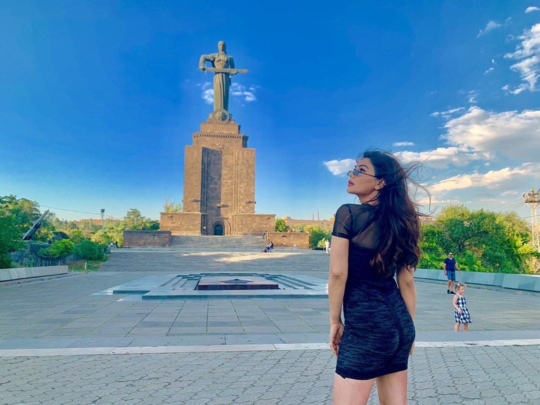 Sexy Kangna Sharma Raises The Temptations With Her Hot Vacation Photos