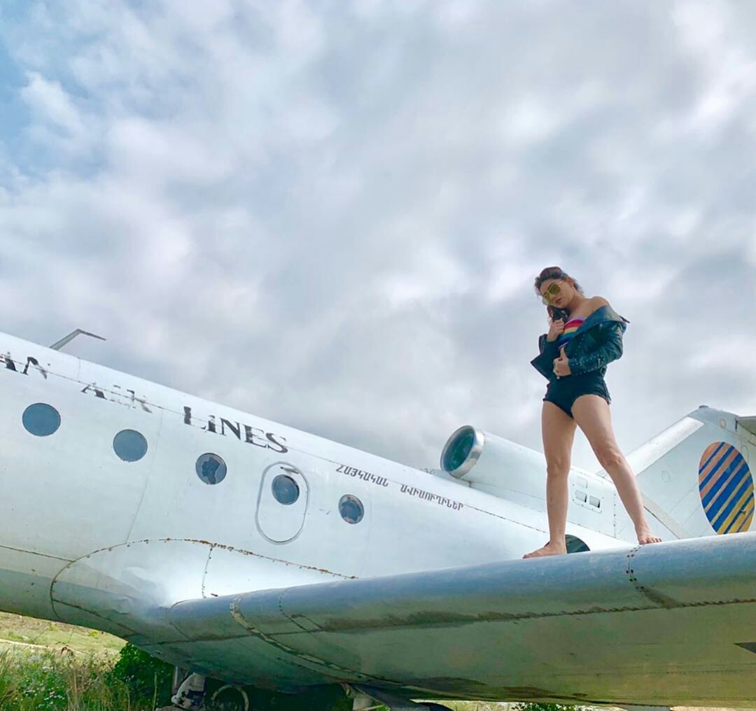 Sexy Kangna Sharma Raises The Temptations With Her Hot Vacation Photos