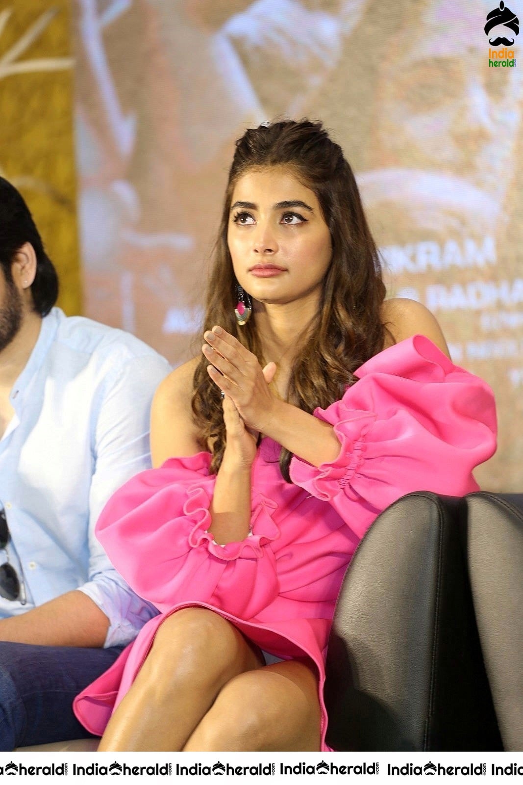 Sexy Pooja Hegde Shows her Thundering Thighs in these clicks Set 3
