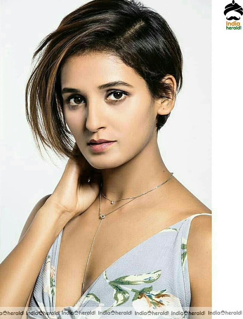 Shakti Mohan Hot Sizzling Photos